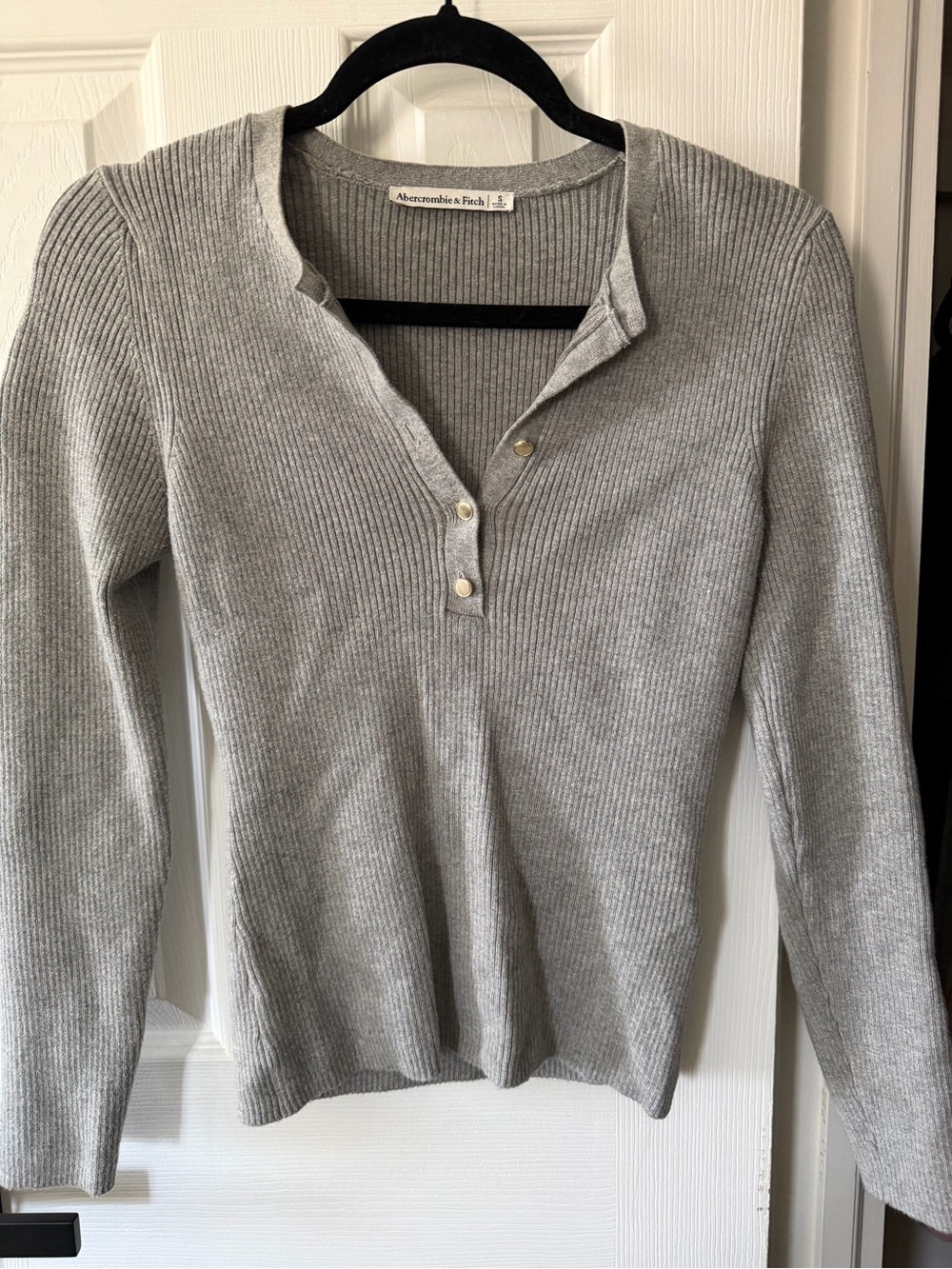 Abercrombie & Fitch Women's Slim Ribbed Henley Sweater - Light Gray